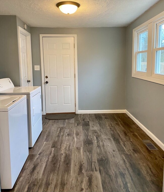 Building Photo - Charming 2-Bedroom Home with Private Driveway & Large Fenced Backyard