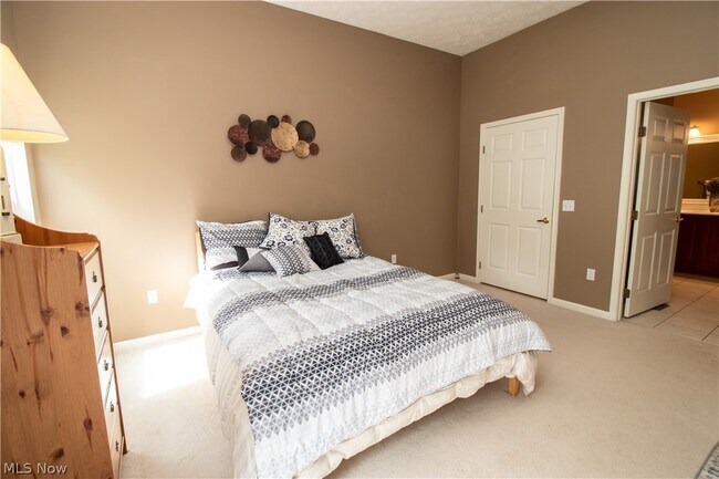 Building Photo - 4977 Lake View Dr