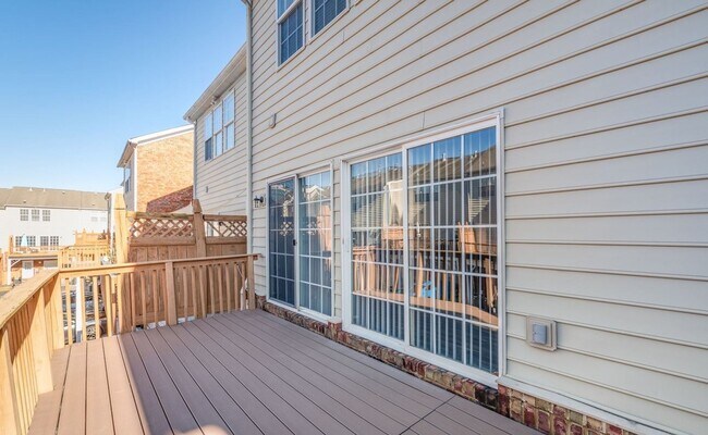 Building Photo - This Stunning Townhome in the Heart of Ballantyne