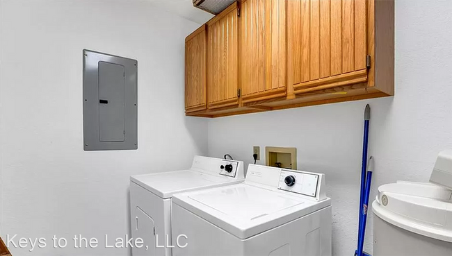 Building Photo - 3 br, 2 bath House - 821 Winn Rd #10L