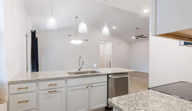 Building Photo - Don't miss out on this beautiful home!