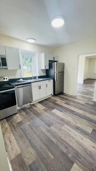 Primary Photo - 825 Maple Ave