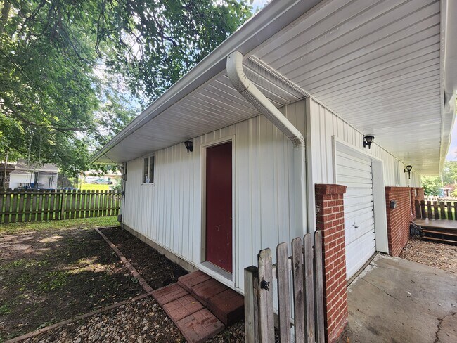 Building Photo - 114 N Chase St