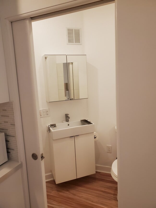 frt small bath 1 - 4614 Chester Ave