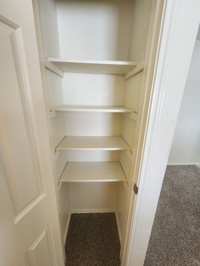 Building Photo - 2 story townhome, 2 bed 2.5 bath