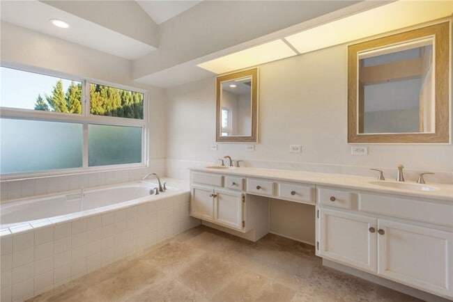 Building Photo - 30 St Michael