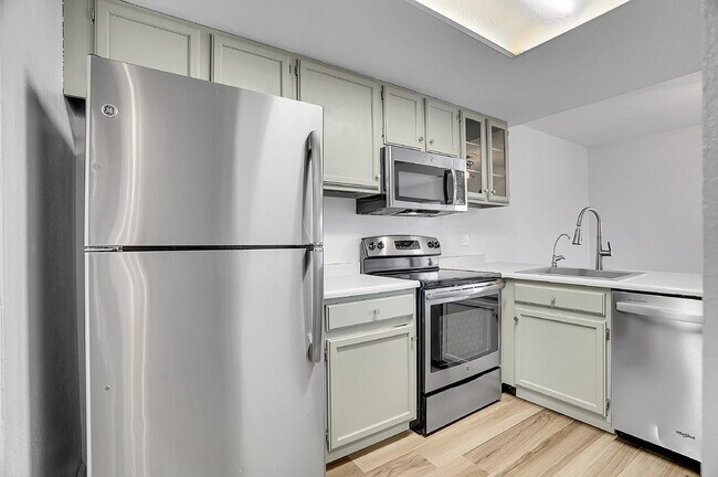 Building Photo - $2,145.95 with $300 Off the first month's rent, 2 Beds - 1 Bath, Townhouse in Greenwood Village w...
