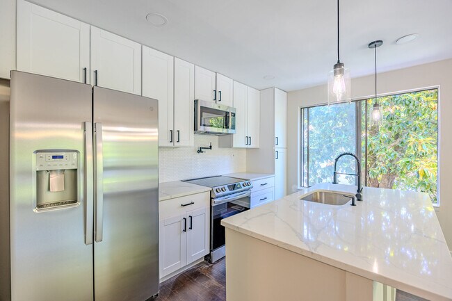 Building Photo - 6023 Forrest Hollow Ln