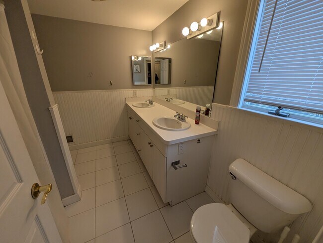 Building Photo - 44180 Richmond Ct