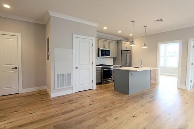 Building Photo - Room Available in Modern 2BR Condo – Jeffr...