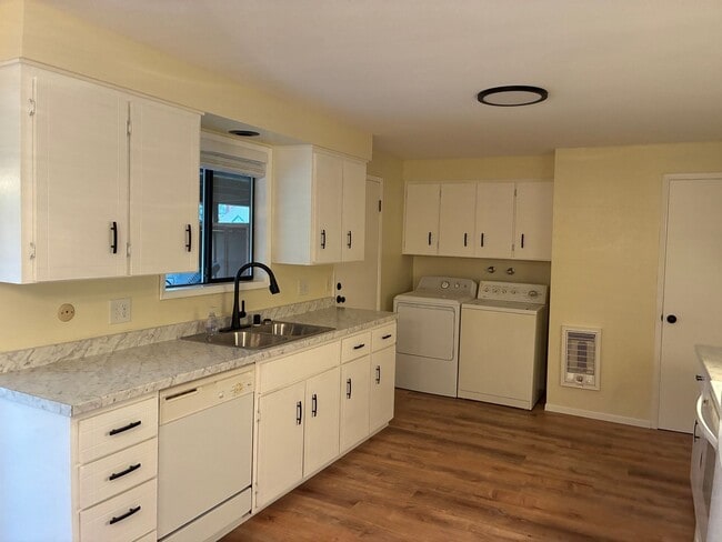 Building Photo - 1506 Skagit St