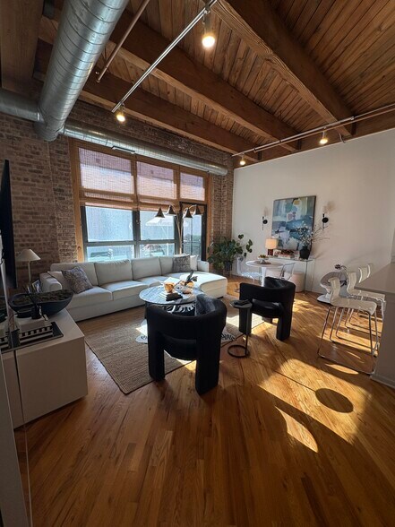 living area - 1040 W Adams St