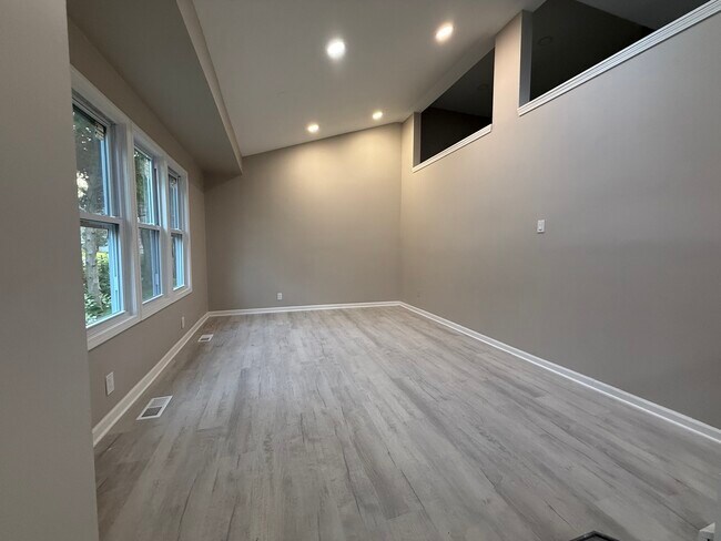 Building Photo - 337 Woodland Dr