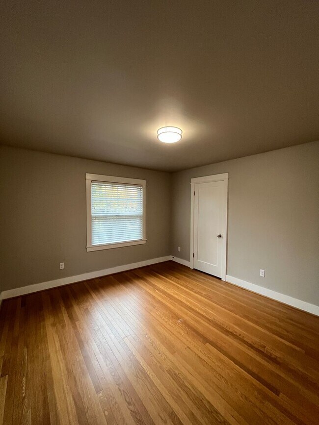 Building Photo - Large / Modern 1 Bedroom w/ Private Baseme...
