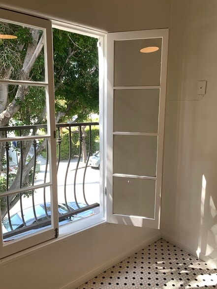 Building Photo - 802 N Sweetzer Ave