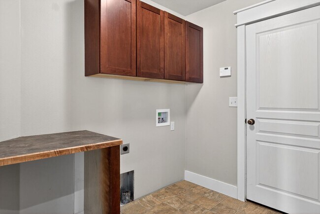 Building Photo - Spacious Home in Quiet Star Cul-de-Sac with Large Yard