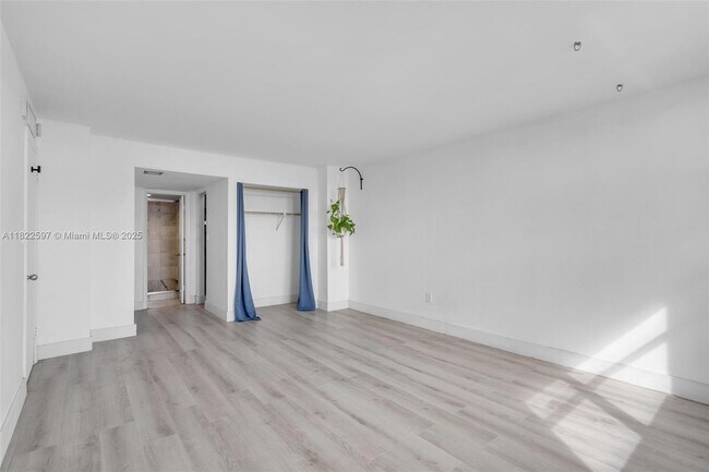 Building Photo - 6900 Bay Dr