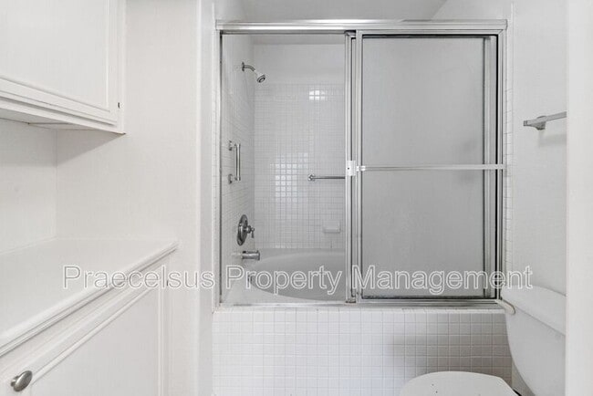 Building Photo - 2394-A Greenbriar Dr