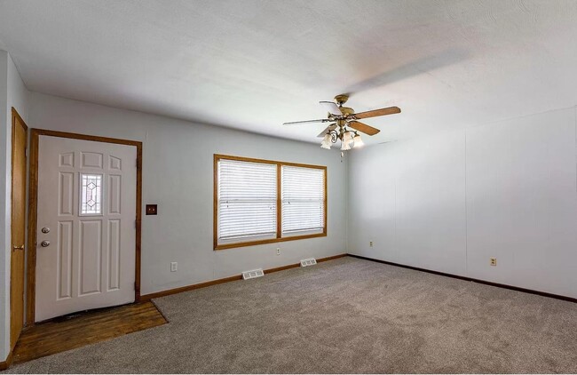 Building Photo - 12 Riverview Lane Bettendorf, IA 52722 - 4...