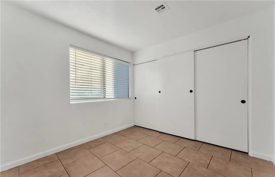 Building Photo - 5076 S Rainbow Blvd