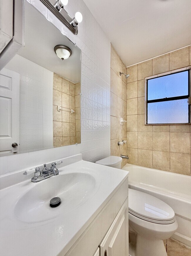 Building Photo - 1828 20th Ave S