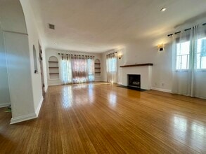 Living room - 1160 S Crescent Heights Blvd