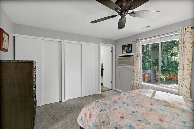 Building Photo - Lakeside Living in Lacey's Lake Forest Nei...