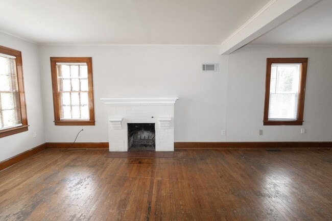 Building Photo - Charming 3 bed | 2 bath home in the heart ...