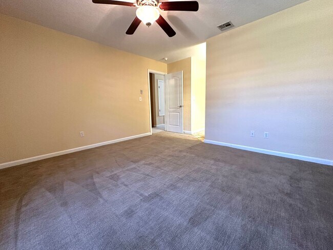 Building Photo - Conveniently located condo in Modesto