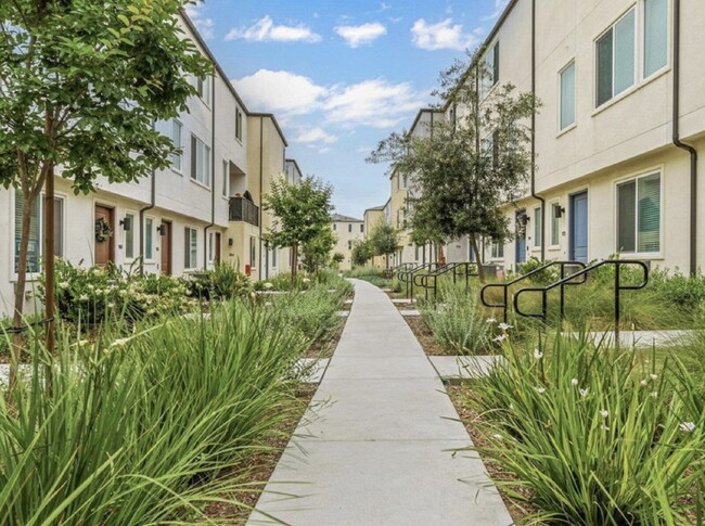 Building Photo - $4,100 - 4 Bed / 3.5 Bath Townhome in La Brisa Community of San Ysidro