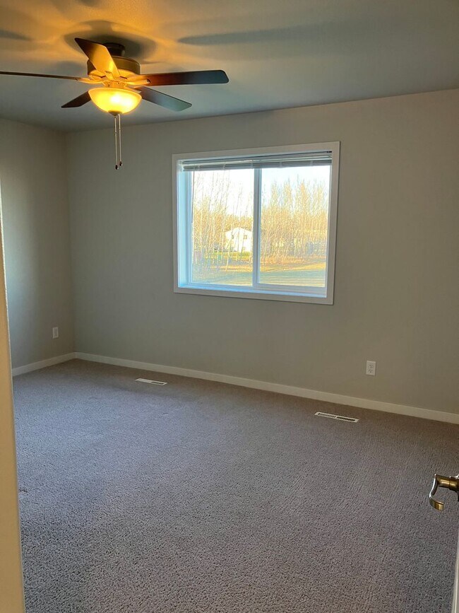 Building Photo - 3 Bed 3 Bath Twin Home