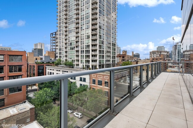 Building Photo - 640 N Wells St