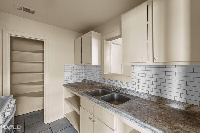 Building Photo - 2617 Waggoner Ave