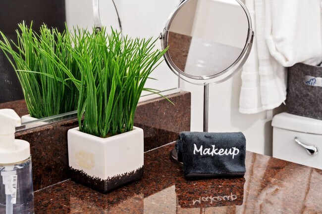 Building Photo - 2922 Elm St