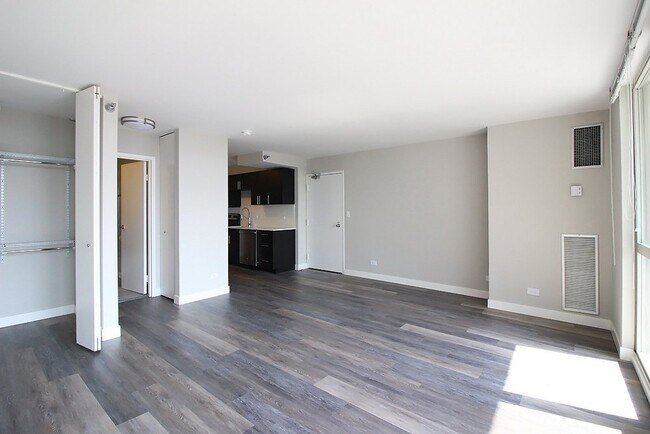Building Photo - 29 E Delaware Pl