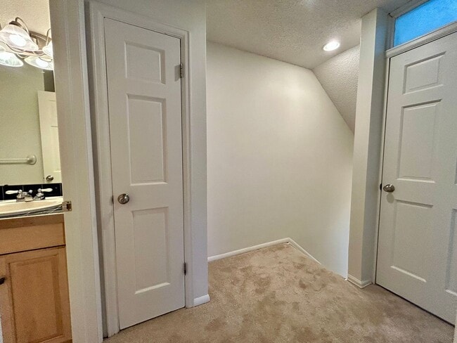 Building Photo - SHORT TERM RENTAL! 3Br/2Ba Condo in the Heart of Boulder