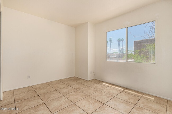 Building Photo - 4623 E Southgate Ave