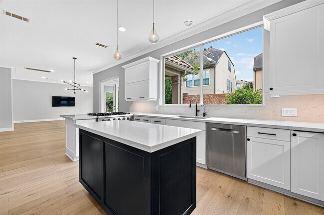 Building Photo - 2731 Stuart Manor