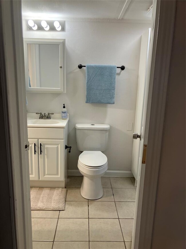 Building Photo - 5914 Lago Vista Way