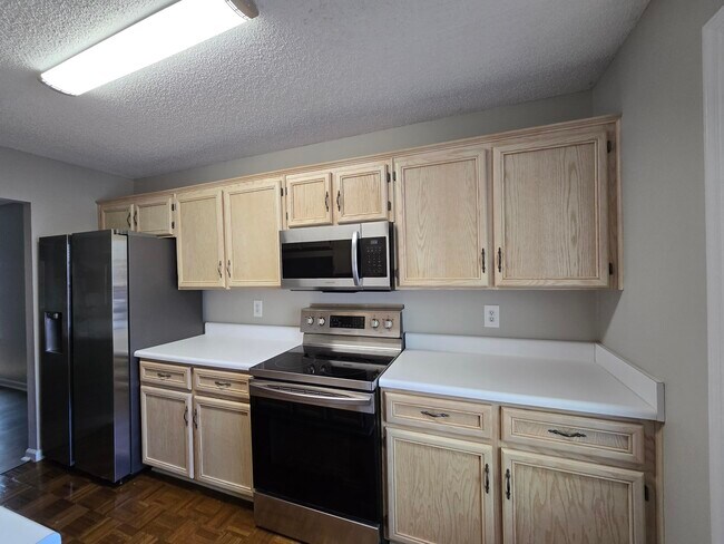 Building Photo - 107 Raintree Ct