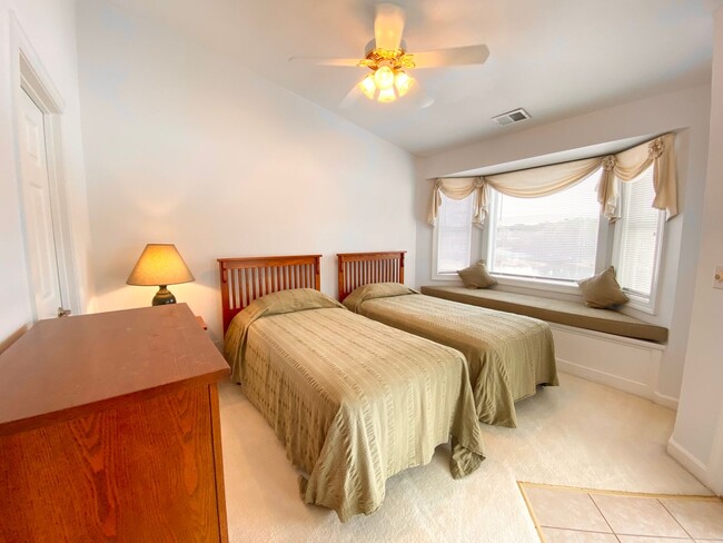 Building Photo - FULLY-FURNISHED GORGEOUS TOWNHOME!