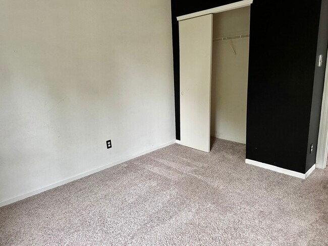 Building Photo - Perry Township 3 bedroom 2.5 bathroom