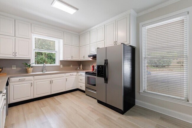 Building Photo - 390 Alpine Dr