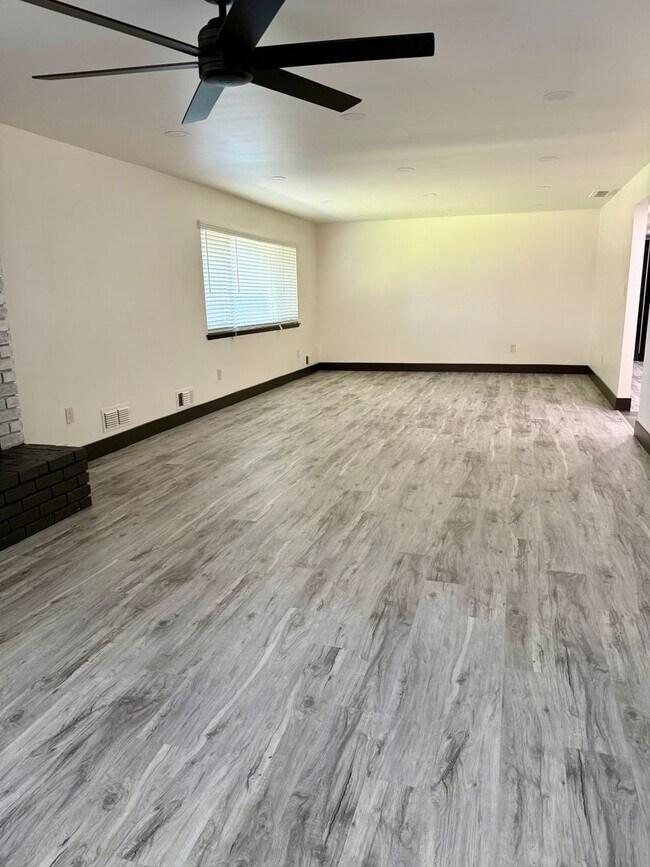 Building Photo - Beautiful remodeled home