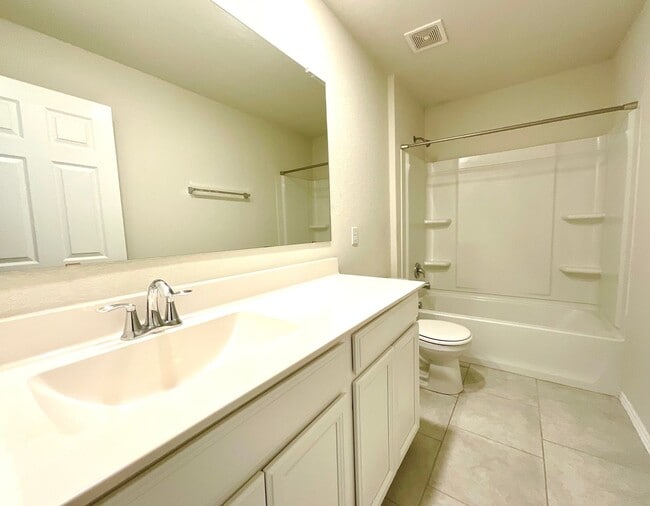 Building Photo - AVAILABLE NOW- Energy-Efficient 4/3 Home with Solar Panels & Pool Access!