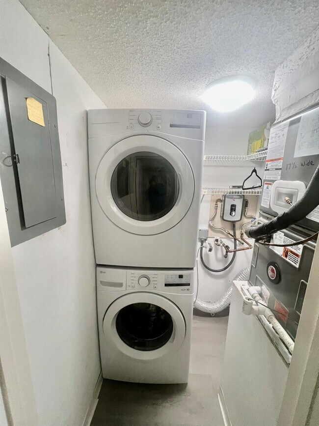 Building Photo - 1831 Sabal Palm Dr