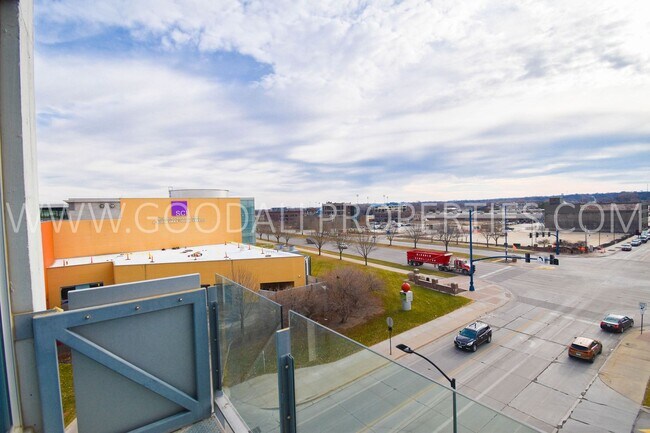Building Photo - One Bedroom Loft Downtown (utilities Included)
