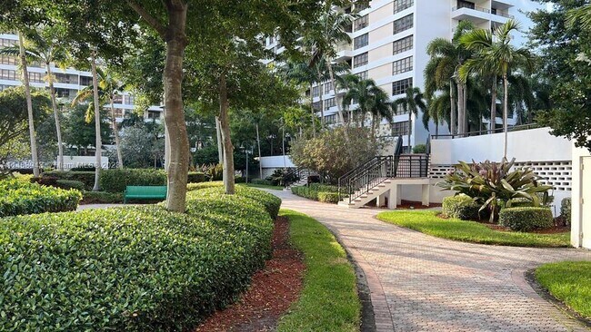 Building Photo - 2500 Parkview Dr