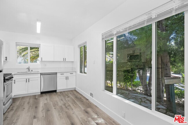Building Photo - 739 Westbourne Dr