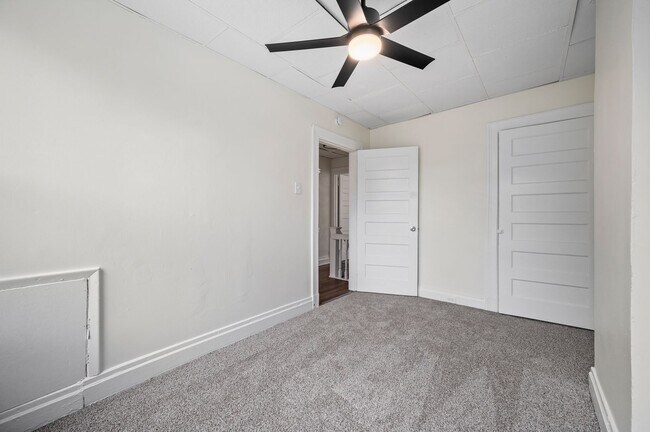 Building Photo - 3 bed 1 bath - newly updated, central air, laundry.